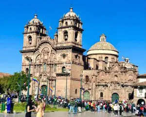 Catedral de Cusco, Peru, repleta de pessoas no dia no dia de Inti Raymi 