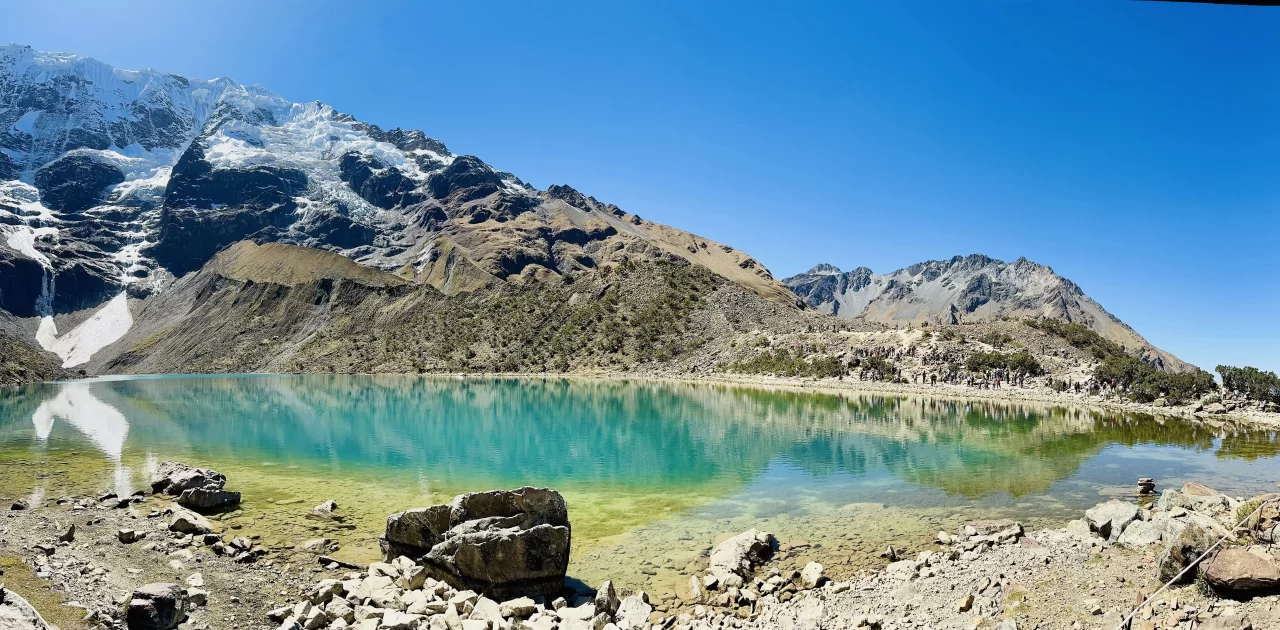 Laguna Humantay, Peru. Laguna de água azul-turquesa localizada na Cordilheira dos Andes.