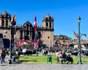 Plaza das Armas repleta de visitantes no dia da festividade Inti Raymi