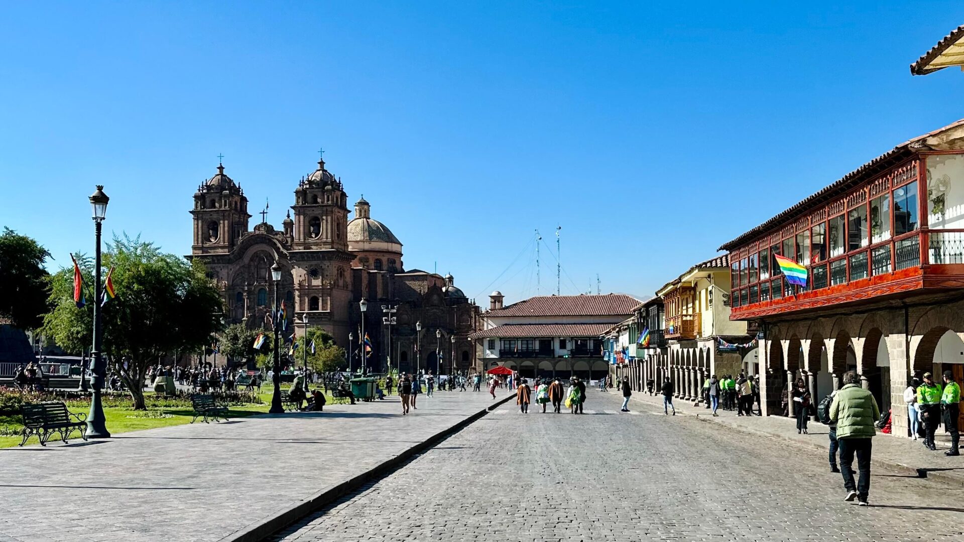 Plaza de Armas, localizada na região central de Cusco, Peru, é cercada de construções históricas, restaurantes e comércios.