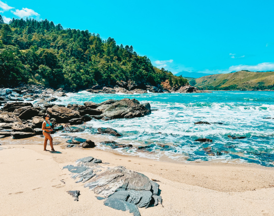 Praia-de-Calhetas Mulher na Praia de Calhetas, localizada em São Sebastião, SP